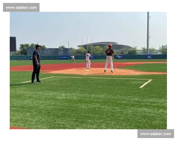 全球棒球锦标赛激战正酣 赛场内外角逐与激情并存 - 副本